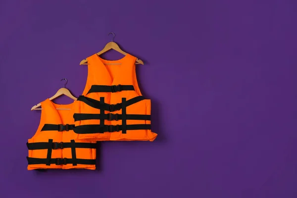 Gilets Sauvetage Orange Sur Fond Violet Espace Pour Texte — Photo