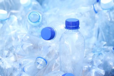Arka plan olarak kullanılmış plastik şişe yığını, yakın plan. Geri dönüşüm sorunu