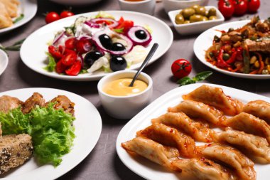 Büfe servisi. Gri masada bir sürü farklı yemek var.