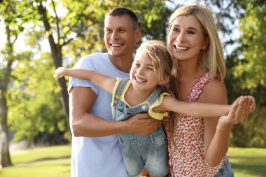 Mutlu ebeveynler ve çocukları dışarıda eğleniyorlar. Doğada zaman geçirmek