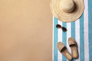 Plaj aksesuarları ve kumdaki yazı için yer, üst manzara. Yaz tatili