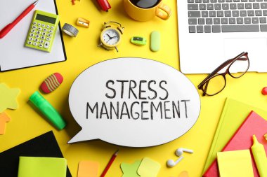 Sarı arkaplanda Stres Yönetimi cümlesinin yer aldığı konuşma baloncuğu ışık kutusunun düz bileşimi