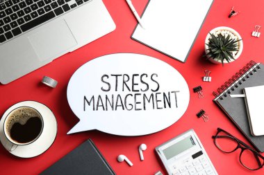 Kırmızı arkaplanda Stres Yönetimi ifadesiyle konuşma baloncuğu ışık kutusunun düz konumu