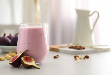 Işık masasının üzerinde cam içinde nefis incirli smoothie. Metin için boşluk
