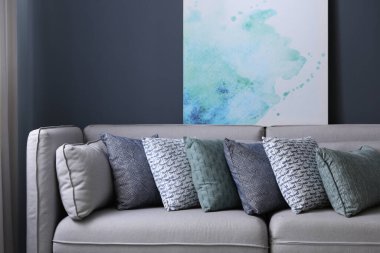 Modern oturma odasındaki yastıklı kanepe