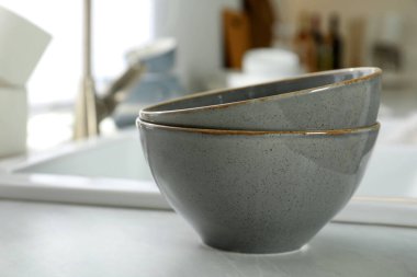 Mutfaktaki beyaz tezgahta güzel seramik kaseler.