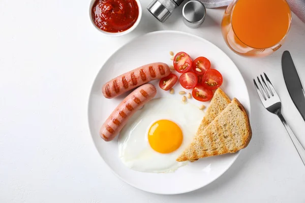 Smaklig Frukost Med Stekt Ägg Och Korv Serveras Vitt Bord — Stockfoto