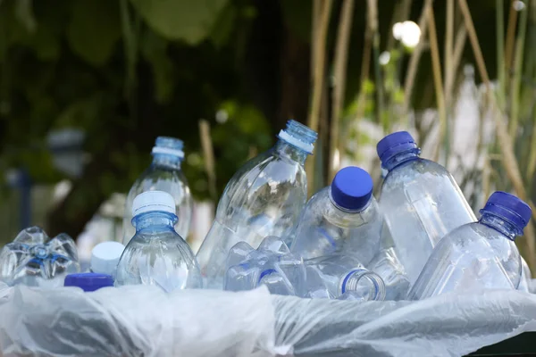 Mnoho Použitých Plastových Lahví Odpadkovém Koši Venku Detailní Problém Recyklace — Stock fotografie