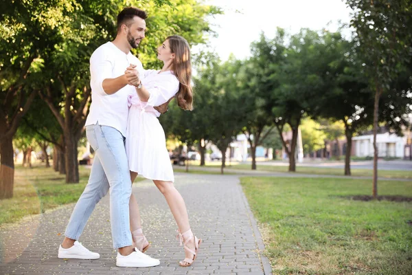 Beau Jeune Couple Dansant Ensemble Dans Parc Jour Ensoleillé — Photo