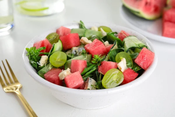 Köstlicher Salat Mit Wassermelone Auf Weißem Tisch Nahaufnahme — Stockfoto