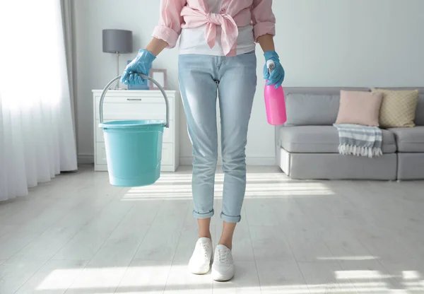 Elinde Kova Bir Şişe Temizlik Malzemesi Tutan Kadın Yakın Plan — Stok fotoğraf