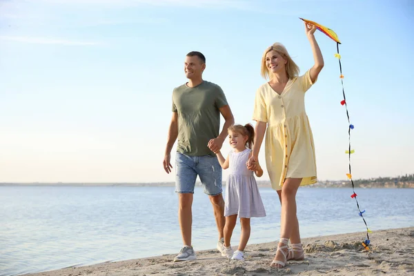 Gelukkige Ouders Met Hun Kind Spelen Met Vlieger Het Strand — Stockfoto