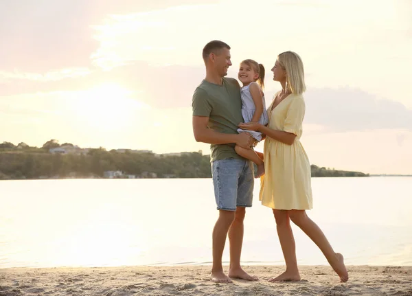 Gelukkige Ouders Met Hun Kind Het Strand Ruimte Voor Tekst — Stockfoto