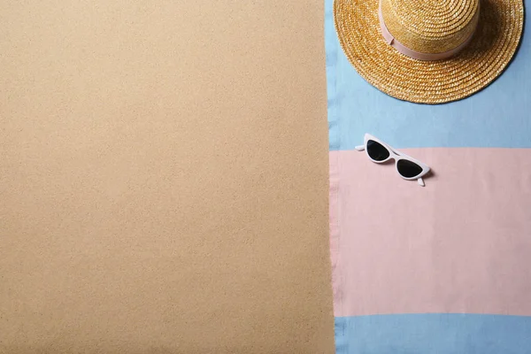 Chapeau Paille Lunettes Soleil Couverture Espace Pour Texte Sur Sable — Photo