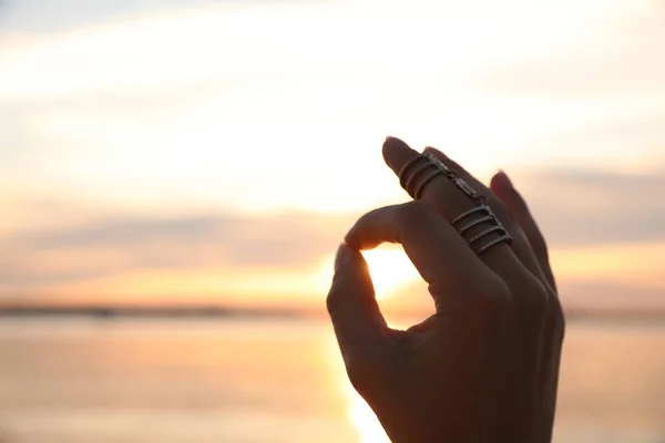 Giovane Donna Godendo Bel Tramonto Vicino Fiume Vista Vicino Con — Foto Stock