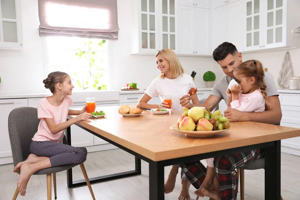 Bonne Famille Petit Déjeuner Ensemble Table Dans Cuisine Moderne — Photo