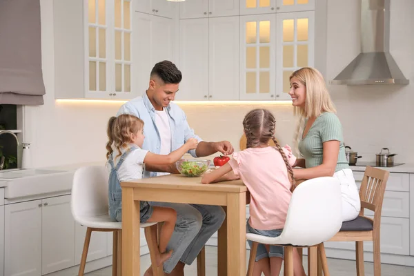 Glad Familjerätt Tillsammans Vid Bord Modernt Kök — Stockfoto