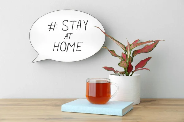 Zimmerpflanze Buch Tasse Tee Und Sprechblase Mit Dem Hashtag Stay — Stockfoto
