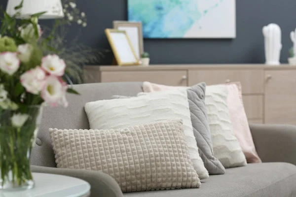 Sofa Mit Kissen Modernen Wohnzimmer — Stockfoto