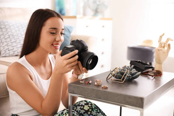 Jovem Fotógrafo Tirando Fotos Jóias Dentro Casa — Fotografia de Stock