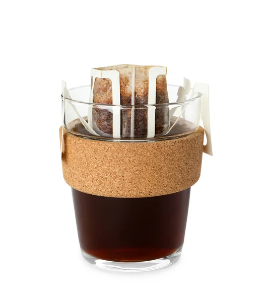 白に隔離されたドリップコーヒーバッグ付きガラスカップ — ストック写真