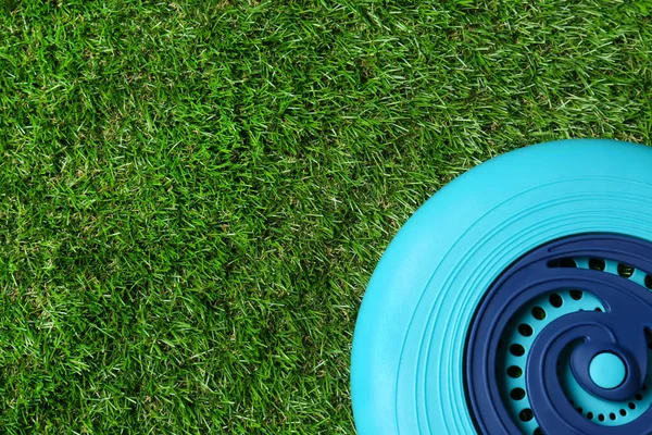 Disco Frisbee Plastica Azzurro Erba Verde Vista Dall Alto Spazio — Foto Stock