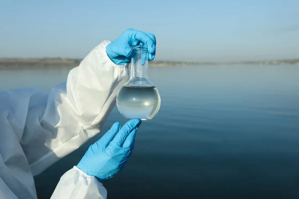 Científico Con Matraz Florencia Tomando Muestra Río Para Análisis Primer — Foto de Stock