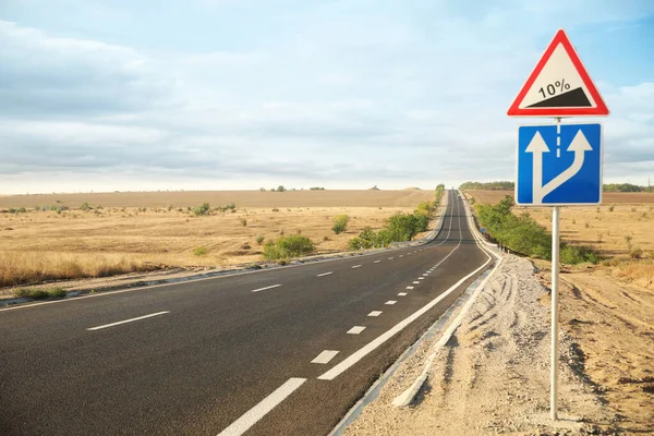 Znaki Drogowe Pobliżu Pustej Asfaltowej Autostrady Wycieczka — Zdjęcie stockowe