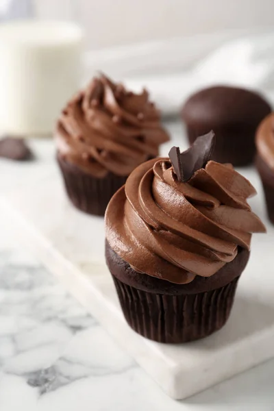 Deliciosos Cupcakes Decorados Con Crema Sobre Mesa Mármol Blanco — Foto de Stock