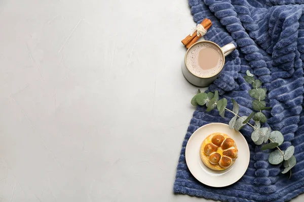 Flache Liegekomposition Mit Kaffee Und Warmem Karo Auf Hellem Tisch — Stockfoto