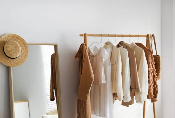 Rack Med Snygga Damkläder Omklädningsrummet Modern Inredning — Stockfoto