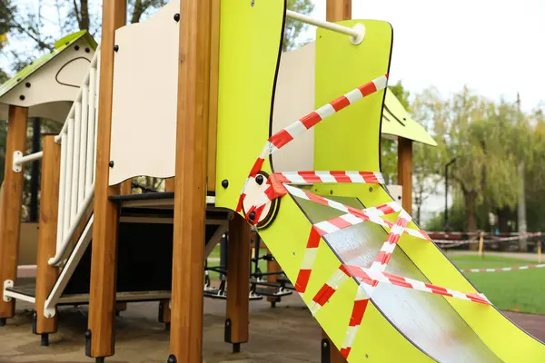 Pusty Plac Zabaw Dla Dzieci Zamknięty Podczas Kwarantanny Covid — Zdjęcie stockowe
