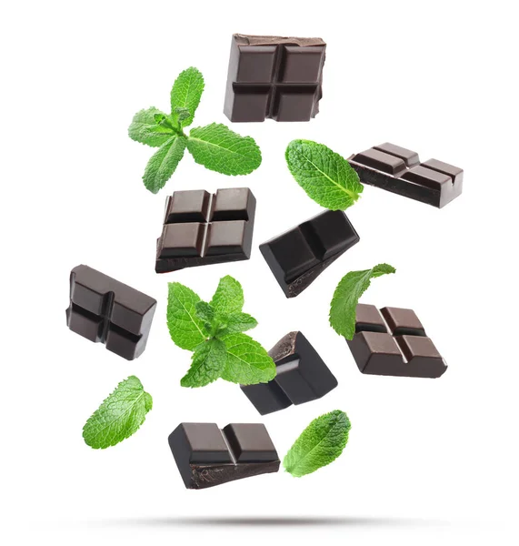 Schwarze Schokoladenstücke Und Minze Fallen Auf Weißem Hintergrund — Stockfoto