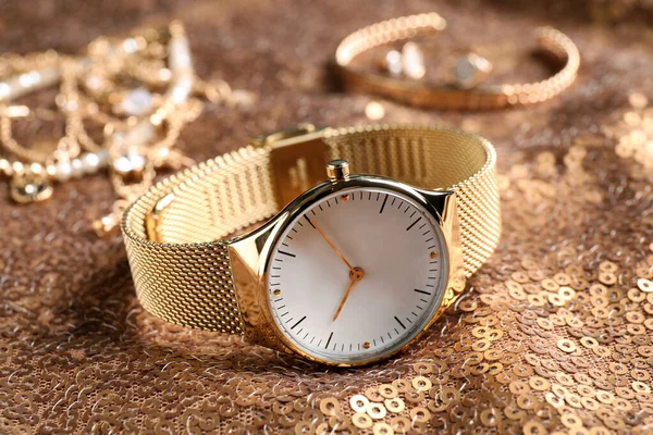 Luksusowy Zegarek Złotym Tle Paillette Zbliżenie — Zdjęcie stockowe