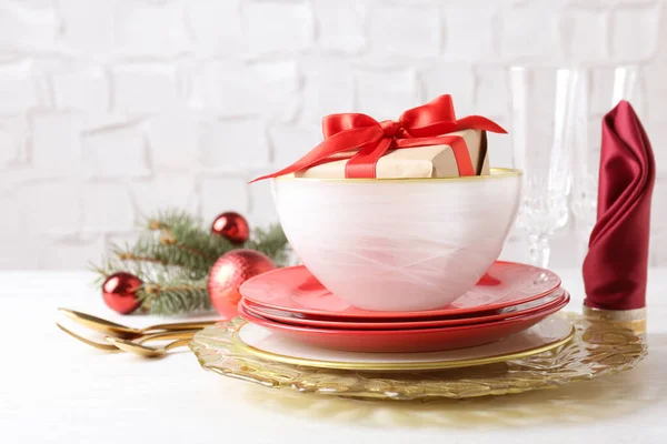 Festive Dishware Gift Christmas Decorations White Table — Stock Photo, Image