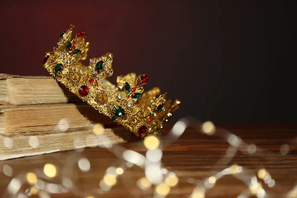 Красива Золота Корона Старі Книги Казкові Вогні Коричневому Фоні Фантастичний — стокове фото