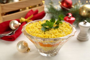 Beyaz masada servis edilen geleneksel Rus salatası Mimosa.