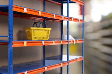Süpermarkette neredeyse boş raflar, yakın çekim. Toplumsal panik nedeniyle ürün eksikliği 