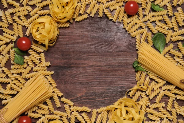 Cadre Pâtes Basilic Tomates Sur Table Espace Texte Bois — Photo