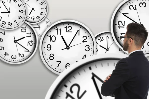 Concept Gestion Temps Homme Affaires Debout Devant Les Horloges Sur — Photo