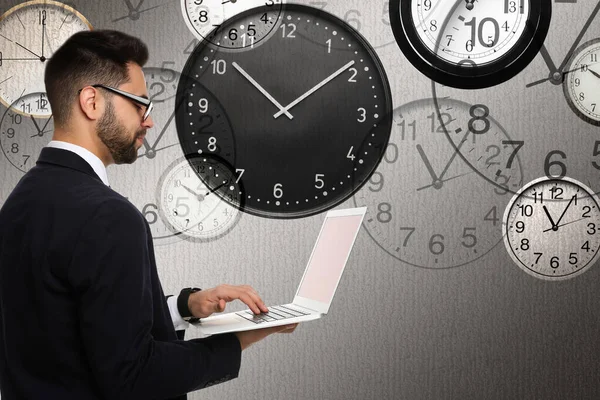 Conceito Gestão Tempo Empresário Trabalhando Laptop Cercado Por Relógios — Fotografia de Stock