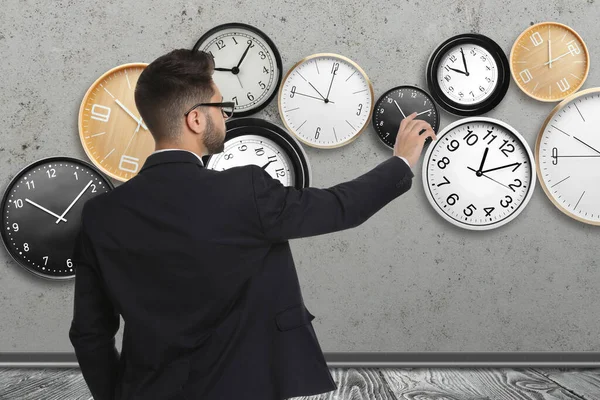 Concepto Gestión Del Tiempo Hombre Negocios Diferentes Relojes Sobre Fondo — Foto de Stock