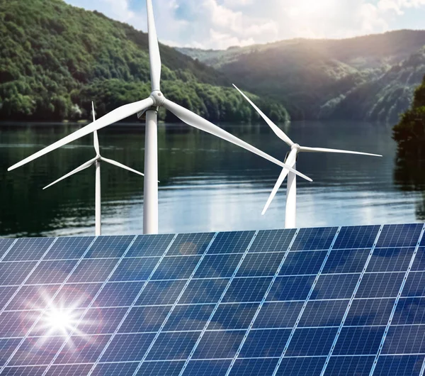 Alternative Energiequellen Windräder Wasser Installiert Sonnenkollektoren Vordergrund — Stockfoto