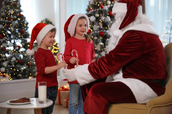 Santa Claus Giving Candy Canes Children Room Decorated Christmas — Stock Photo, Image