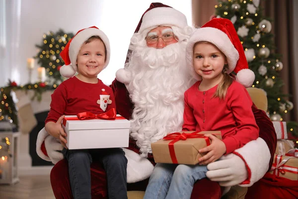 Santa Claus Malé Děti Dárky Pokoji Zdobené Vánoce — Stock fotografie
