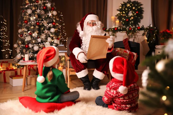 Papai Noel Com Lista Desejos Crianças Quarto Decorado Para Natal — Fotografia de Stock