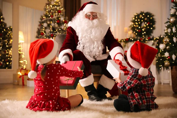 Santa Claus Dávat Dárky Malým Dětem Pokoji Zdobené Vánoce — Stock fotografie