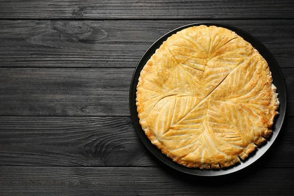 Tradicional Galette Des Rois Sobre Mesa Madera Negra Vista Superior —  Fotos de Stock