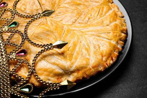 Galette Des Rois Tradicional Con Corona Sobre Mesa Negra Primer —  Fotos de Stock