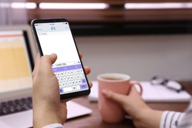 Masada seni seviyorum mesajıyla mesaj gönderen kadın, kapat.